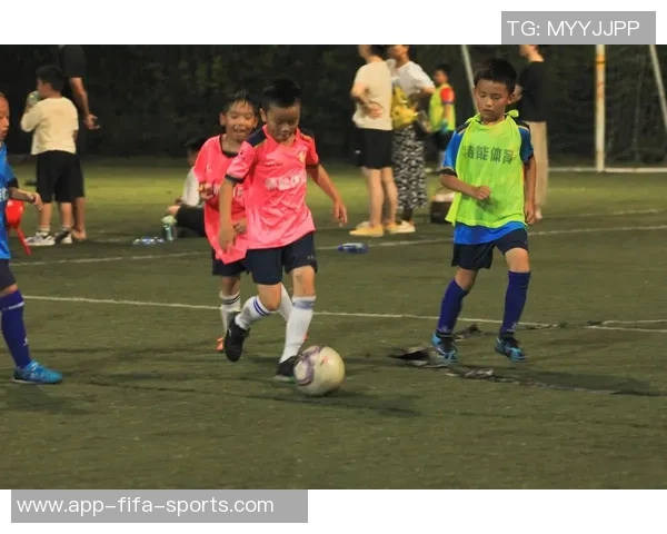 孩子们的足球梦想与成长之路:一段关于友谊与拼搏的故事